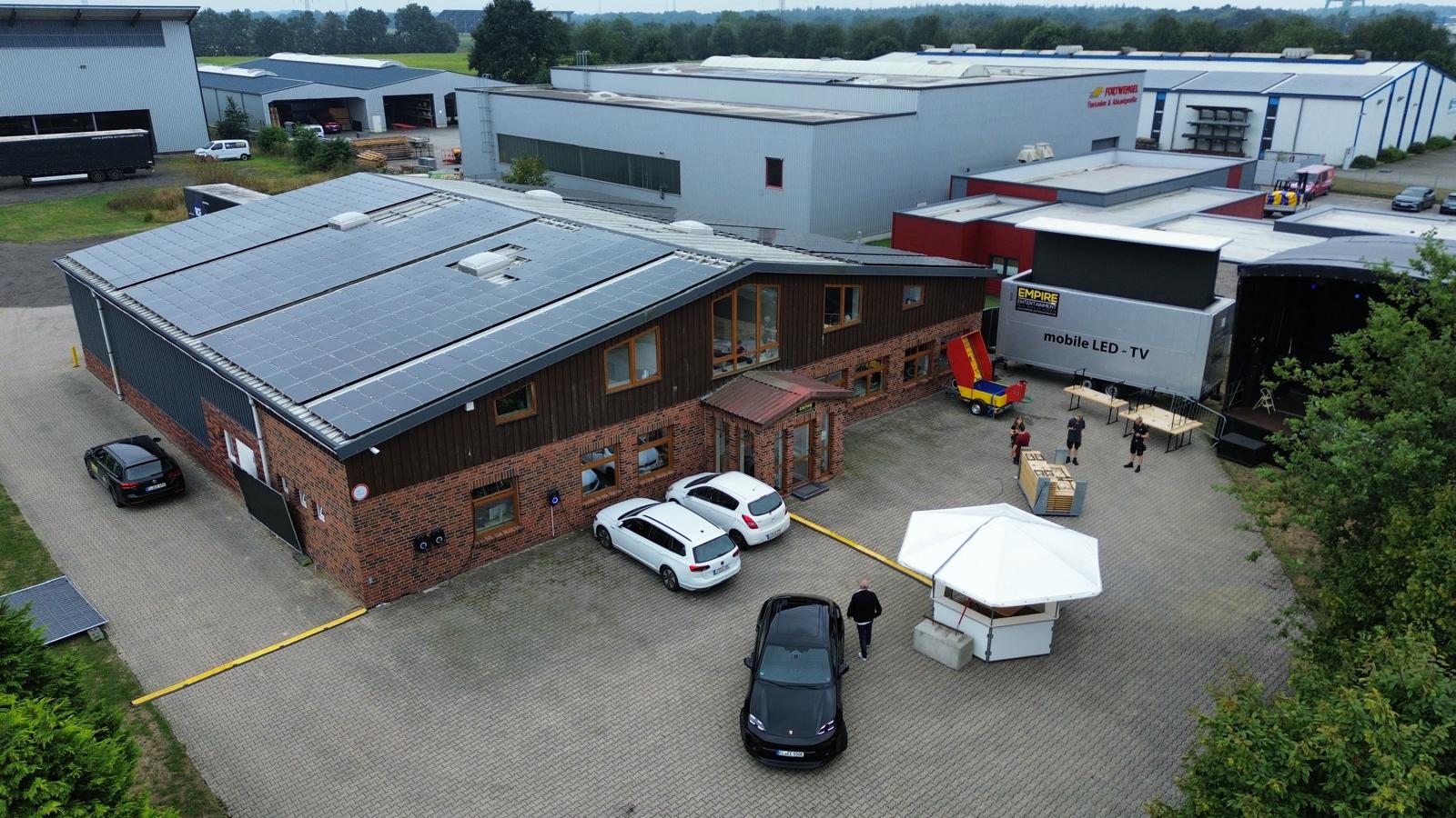Luftaufnahme des Firmengeländes von Empire Entertainment in Dörpen mit Halle, Fuhrpark und mobiler Bühnen- und LED-Technik